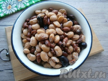 Фасоль предварительно отварить в несоленой воде в течение 1-1,5 часов (зависит от сорта). Фасоль должна стать мягкой, но не должна развариться. У меня фасоль была разных сортов и варилась она около 1 часа 15 минут. Воду слить, вареную фасоль отмерить на весах.
