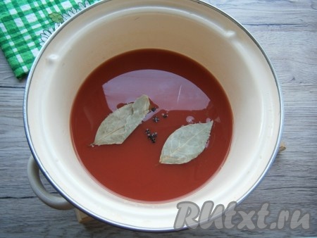 В разведённую томатную пасту добавить сахар, соль, лавровые листья и горошины черного перца.
