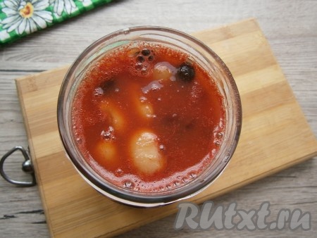 Варить фасоль в томате на слабом огне 20 минут, помешивая, после чего добавить к ней уксус, перемешать и разложить по простерилизованным баночкам.&nbsp;
