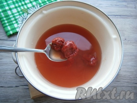 В кастрюлю выложить томатную пасту, залить 500 мл воды и тщательно перемешать.
