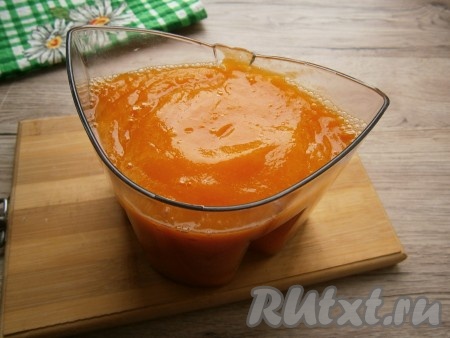 Выжать сок из абрикосов через соковыжималку. Сок будет густым, больше даже похожим на пюре.