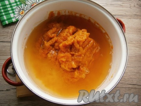 Оставшийся жмых поместить в кастрюлю, влить воду, перемешать. Довести до кипения, проварить 2-3 минуты на среднем огне.
