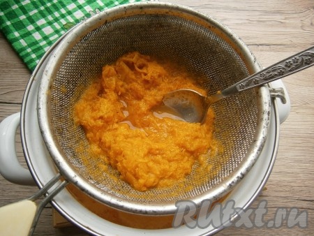 Затем весь жмых протереть через мелкое сито. В сите останутся только шкурки и волокна абрикосов, которые можно выбросить.
