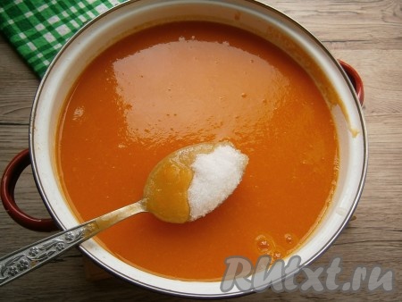 Смешать в кастрюле сок и процеженную жидкость из жмыха, всыпать сахар, перемешать. Сахар кладите по вкусу.