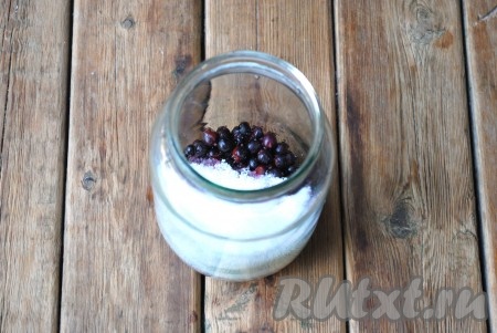 В банку с ягодами всыпать&nbsp;лимонную кислоту и сахар.
