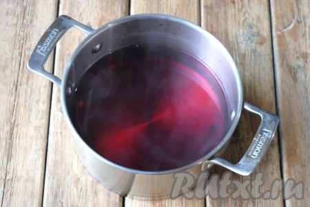 Затем окрашенную воду слить обратно в кастрюлю. 