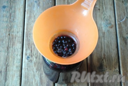 Окрашенную воду снова вскипятить и залить содержимое банки под завязку, то есть до самого верха.
