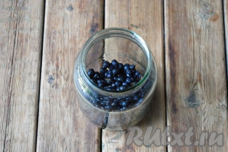Банку можно простерилизовать любым удобным для вас способом. Я выдерживаю банку над паром 5-7 минут, а крышку кипячу&nbsp;5 минут в воде. В стерильную банку выложить чернику и чёрную смородину.