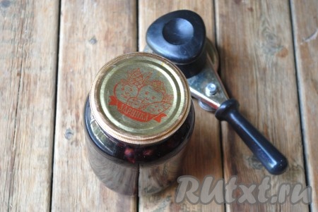 Накрыть банку прокипяченной крышкой и закатать.
