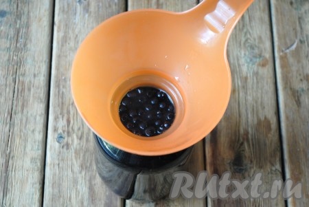 В кастрюле вскипятить воду и залить банку доверху.
