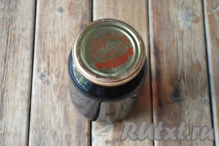 Прикрыть крышкой и оставить на 10-15 минут. За это время ягоды простерилизуются.
