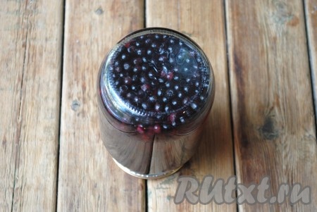 Перевернуть банку с компотом вверх дном и укутать пледом или&nbsp;тёплым одеялом до полного остывания.
