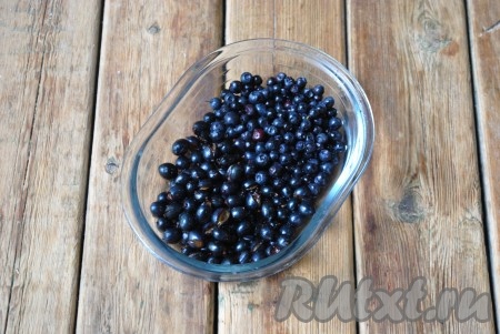 Ягоды перебрать, удалить мятые и порченые, вымыть в холодной воде.
