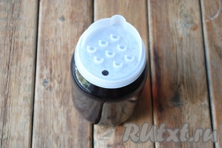 Затем окрашенную воду слить обратно в кастрюлю. Для этого лучше всего использовать специальную крышку с отверстиями (как на фото).