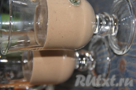 100 мл взбитой массы оставить для пенки, а остальную массу разлить по фужерам, оставляя место для пенки. Поставить фужеры в холодильник на час.
