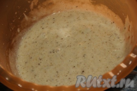 Пробить бананы с сахарной пудрой в пюре с помощью погружного блендера.
