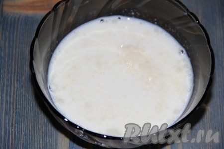 Желатин залить 100 мл холодного молока и дать время набухнуть. Я оставляю желатин на 25 минут.
