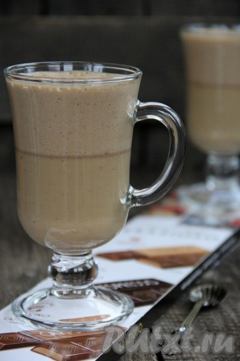 По истечении часа 100 мл массы, которую мы оставляли для пены, взбить миксером до пышной пены и, снимая её, выкладывать в фужеры с десертом. Поставить вкусный, воздушный молочно-банановый десерт на пару часов в холодильник (до полного застывания). Вот такой красивый, аппетитный и очень нежный десерт получился.
