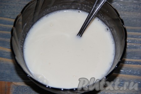 Прогреть набухший желатин на максимальной мощности микроволновки до полного растворения (я включаю микроволновку на 1 минуту, в течение этого времени каждые 10-15 секунд я достаю желатин, перемешиваю и снова отправляю в микроволновку). Желатин не кипятить! 