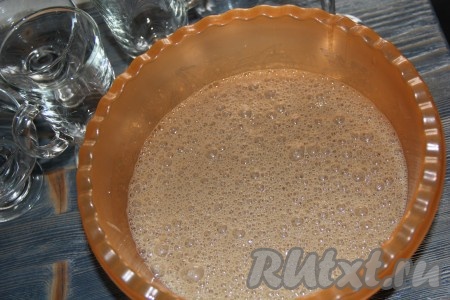 Взбивать массу миксером в течение 5 минут. Масса покроется мелкими пузырьками.&nbsp;
