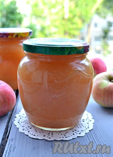 Вкуснейшее и ароматнейшее яблочное повидло, приготовленное в мультиварке, прекрасно хранится при комнатной температуре всю зиму. Когда повидло остынет, оно станет более густым.