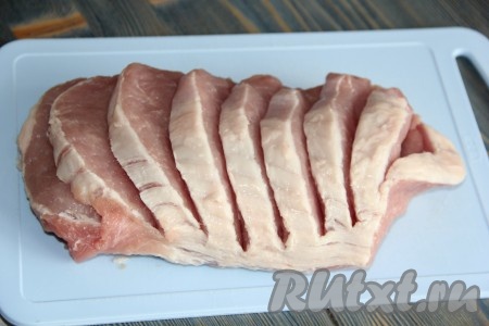 Мякоть свинины промыть под проточной водой, обсушить бумажным полотенцем, затем разрезать на кусочки толщиной 1-1,5 см, не дорезая до конца (как на фото).
