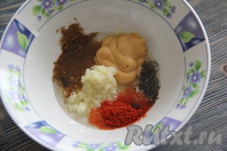 Затем добавить молотый перец и мускатный орех.
