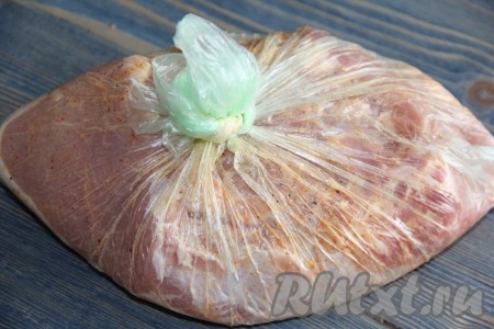 Поместить свинину в пакет и убрать в холодильник на ночь.
