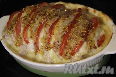 Затем достать гармошку с помидорами и сыром из духовки, снять фольгу и нанести на верхушку мяса зернистую горчицу. Поставить обратно в духовку и запекать свинину ещё 15 минут.
