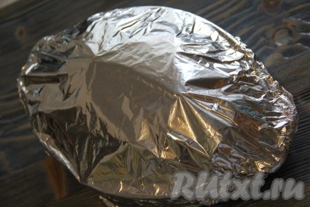 Накрыть мясо фольгой и поставить в разогретую духовку. Запекать при температуре 180 градусов, примерно, 50 минут.
