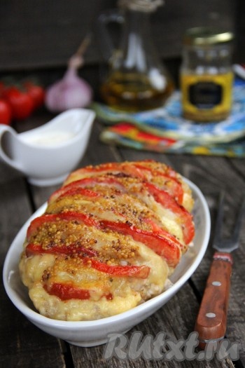 Подать наивкуснейшую мясную гармошку в горячем виде с любым гарниром и свежими овощами. Запеченная свинина получается сочной, а сыр и помидоры только дополняют вкус этого блюда.
