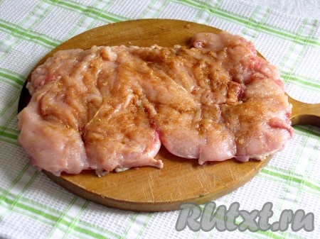 Из куриной грудки вынимаем грудную кость, подрезая филе тонким ножом вдоль кости. От центра грудки делаем надрезы вдоль филе к наружному краю и раскрываем, как книжку. Отбиваем мясо молоточком с двух сторон. Посыпаем приправой и, если считаете нужным, присолите слегка. Втираем специи в куриное филе с двух сторон.
