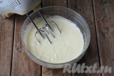 Сливочное масло растопить в микроволновой печи или на водяной бане и остудить. В яично-сахарную смесь влить кефир комнатной температуры и растопленное сливочное масло, взбить миксером.&nbsp;
