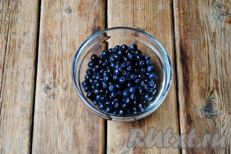 Ягоды черники перебрать и, убрав все мятые и порченые, промыть несколько раз в холодной воде.