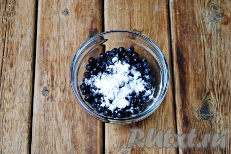 Затем ягоды обсушить и обвалять в крахмале.