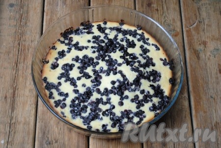 Выпекать пирог в разогретой до 180 градусов духовке около 40-45 минут. Готовность пирога можно проверить деревянной шпажкой (на шпажке не должно остаться следов теста при прокалывании готового пирога).&nbsp;
