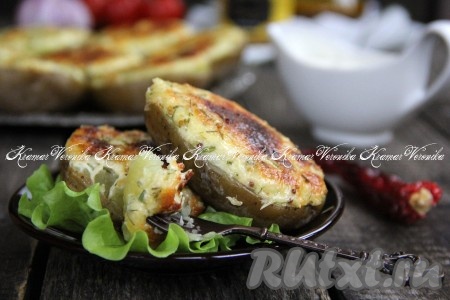 Картошка, запечённая с сыром, майонезом и чесноком в духовке, получается нежной, аппетитной и очень вкусной, она великолепно дополнит блюда из мяса и птицы. 
