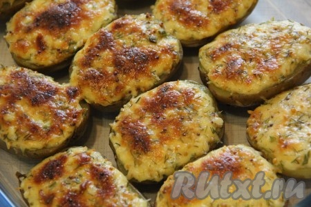 Картошка, запечённая с сыром, майонезом и чесноком в духовке