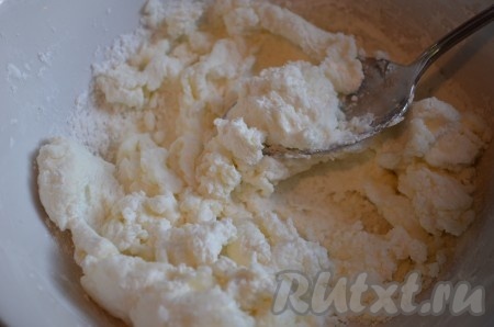 Творог необходимо смешать с сахаром, разрыхлителем, крахмалом.
