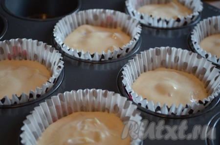 Наполнить формочки на 2/3 тестом.
