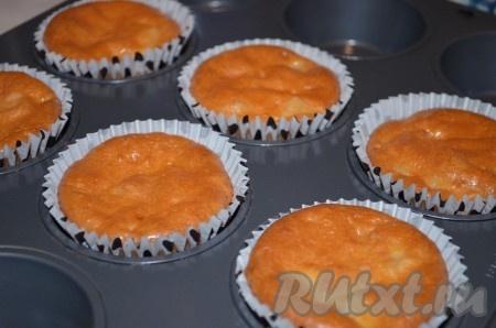 Выпекать творожные кексы с ананасами в разогретой до 190 градусов духовке до зарумянивания, примерно 40 минут. Остудить, не вынимая из духовки.
