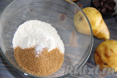 Соединить муку, сахар (у меня тростниковый сахар) и соль. 
