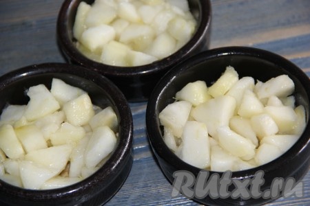 Затем разложить кусочки груш.
