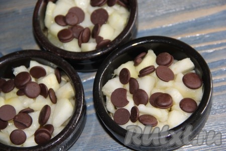 Добавить шоколадные капли.
