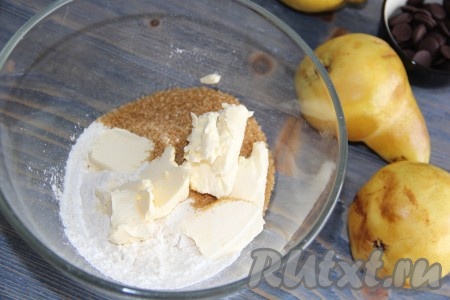 Затем добавить кусочки холодного сливочного масла.
