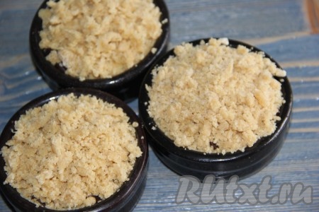 Сверху выложить песочную крошку "горкой". Во время выпекания крамбл осядет.
