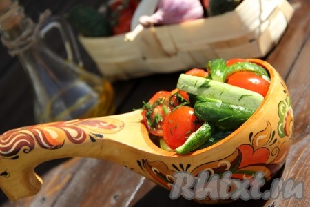 Утром уже можно снимать пробу. Вот такие красочные, аппетитные и очень вкусные малосольные овощи получились. У меня такая порция съедается за ужин, хранить ассорти нужно в холодильнике. Рецепт быстрого приготовления малосольных овощей в пакете очень простой, а результат неизменно получается отличным.
