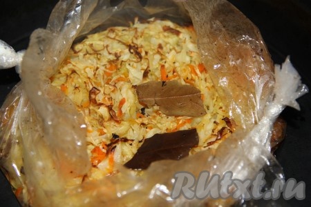 Достать готовую капусту из рукава для запекания, разложить по тарелкам.
