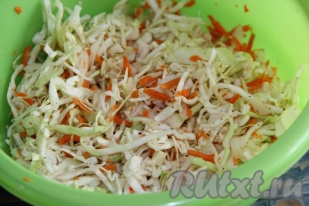 Капусту с морковью и луком посолить, поперчить и хорошо перемешать.
