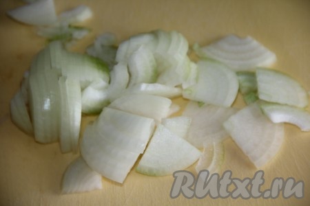 Очистить лук и нарезать тонкими полукольцами.
